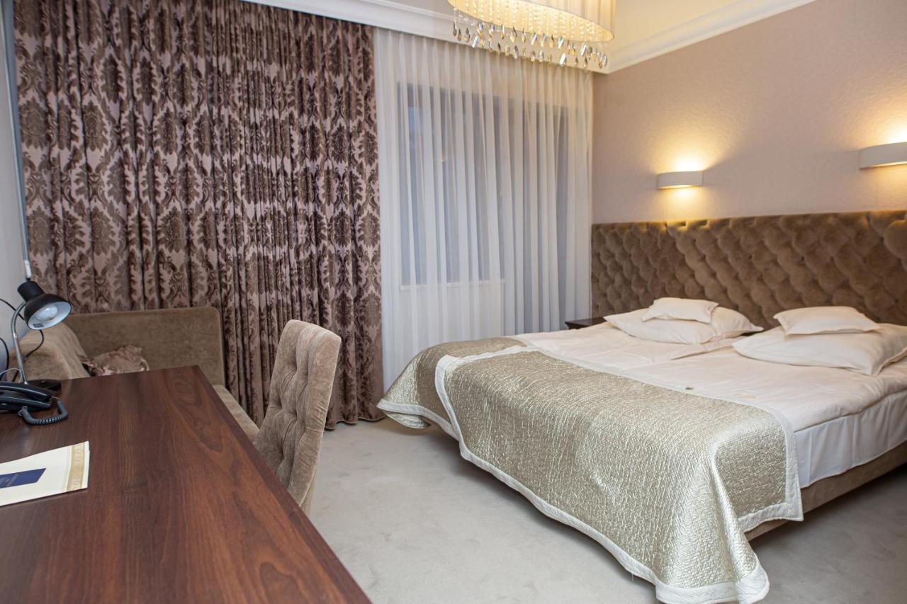 Zamek Dubiecko Hotell Exteriör bild