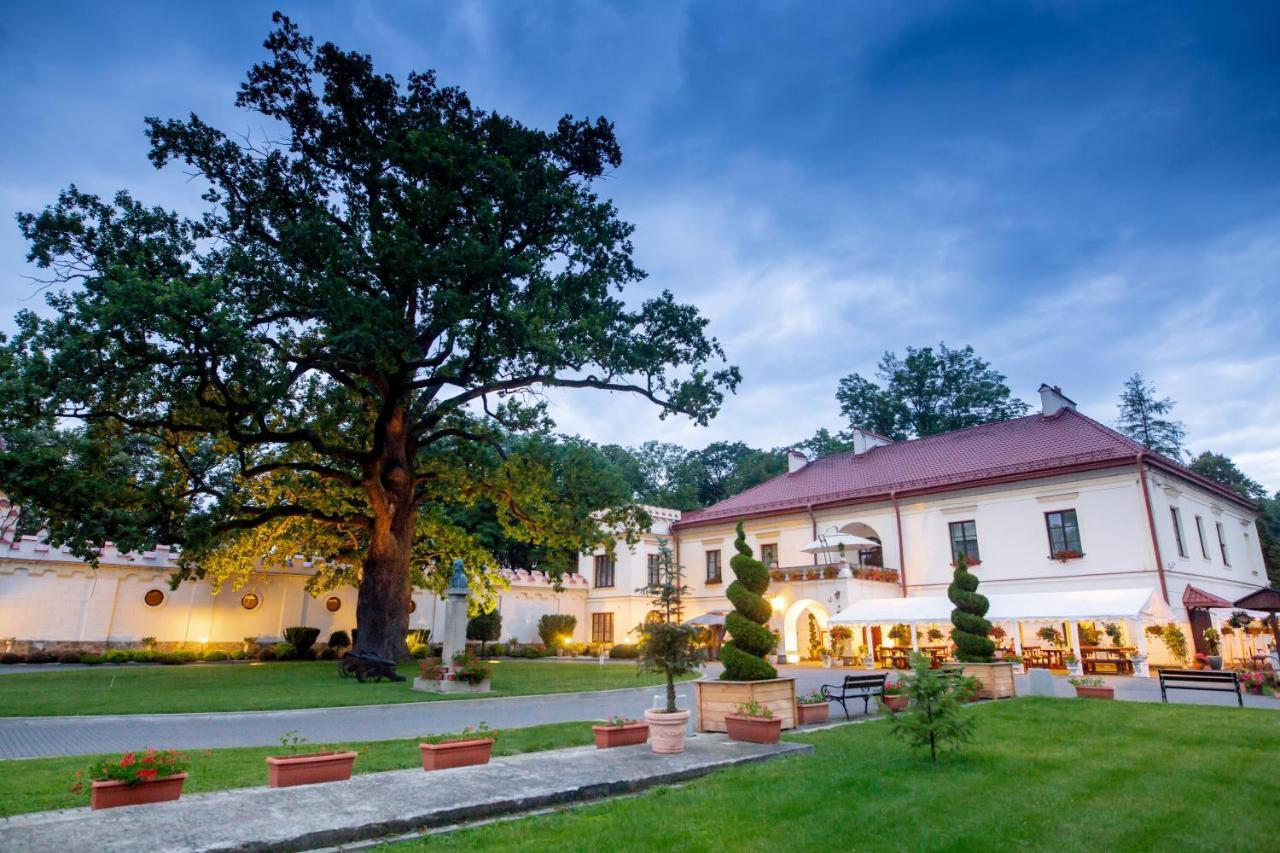 Zamek Dubiecko Hotell Exteriör bild