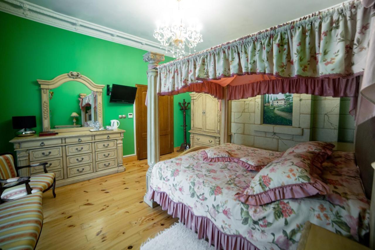 Zamek Dubiecko Hotell Exteriör bild