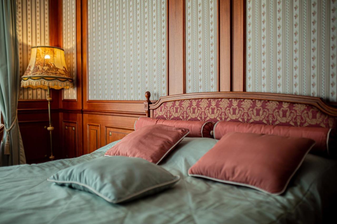 Zamek Dubiecko Hotell Exteriör bild