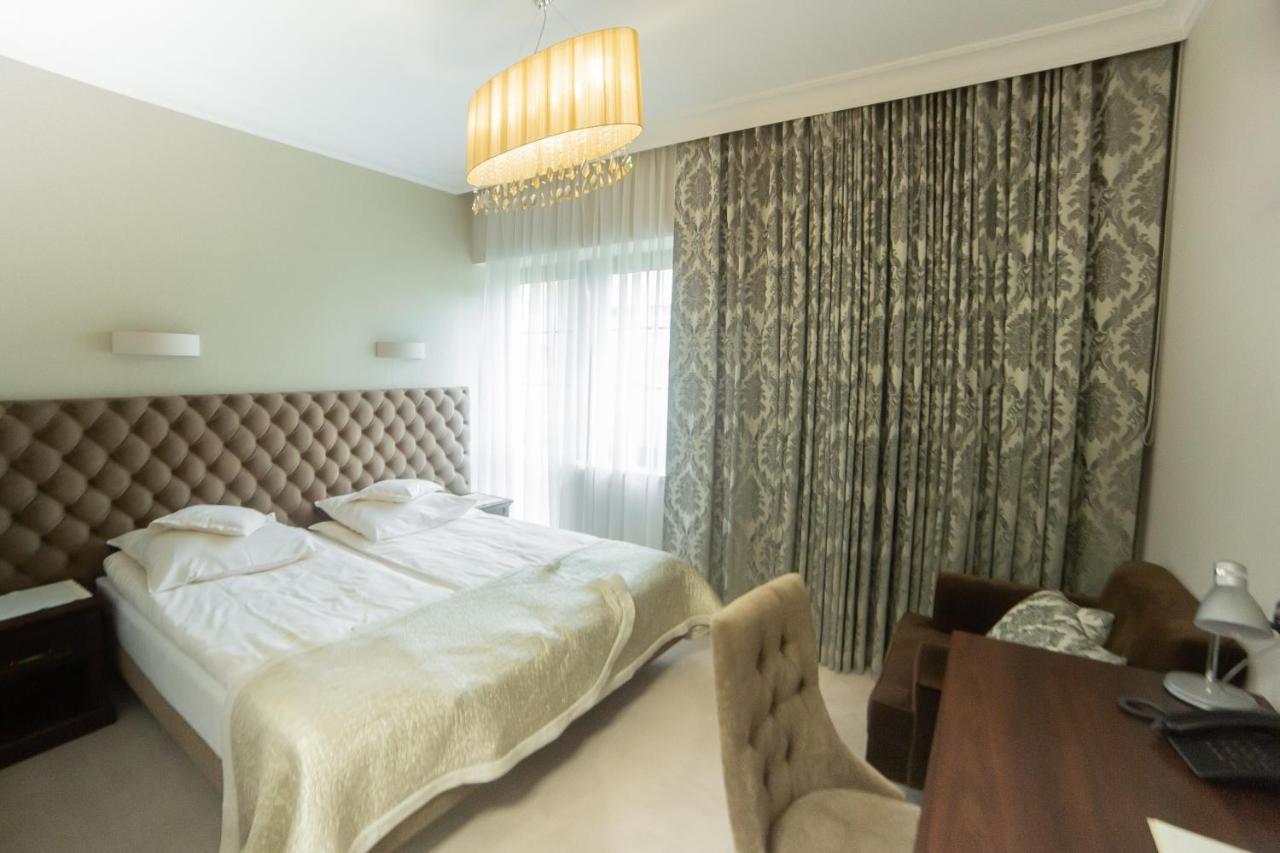 Zamek Dubiecko Hotell Exteriör bild