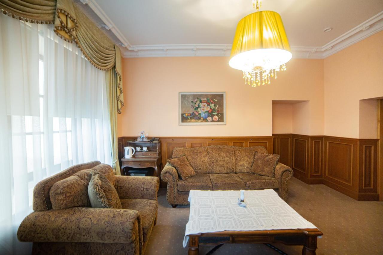 Zamek Dubiecko Hotell Exteriör bild