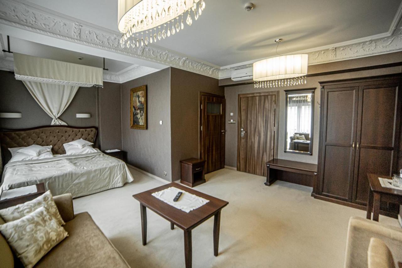 Zamek Dubiecko Hotell Exteriör bild