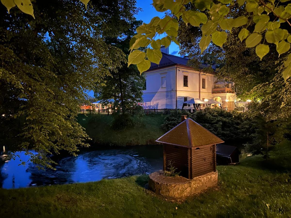 Zamek Dubiecko Hotell Exteriör bild