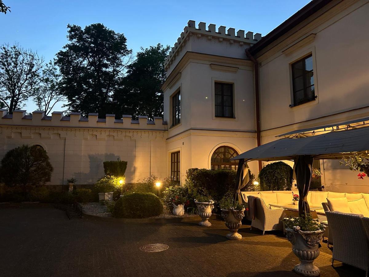 Zamek Dubiecko Hotell Exteriör bild