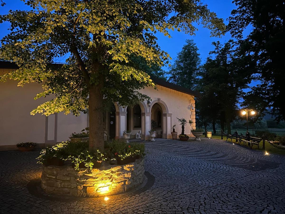 Zamek Dubiecko Hotell Exteriör bild
