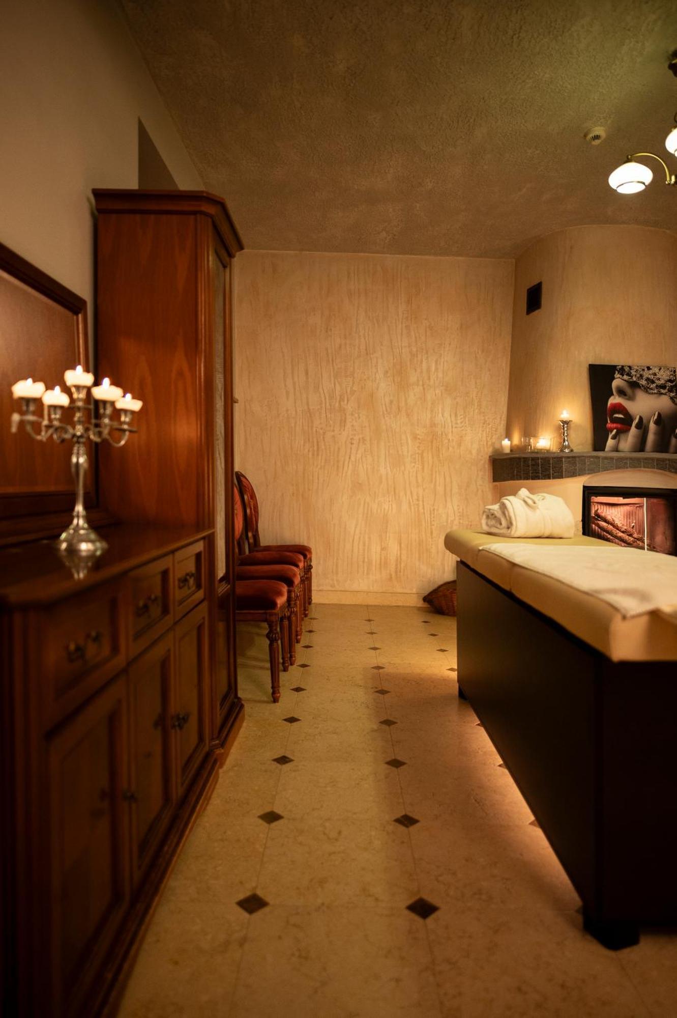 Zamek Dubiecko Hotell Exteriör bild