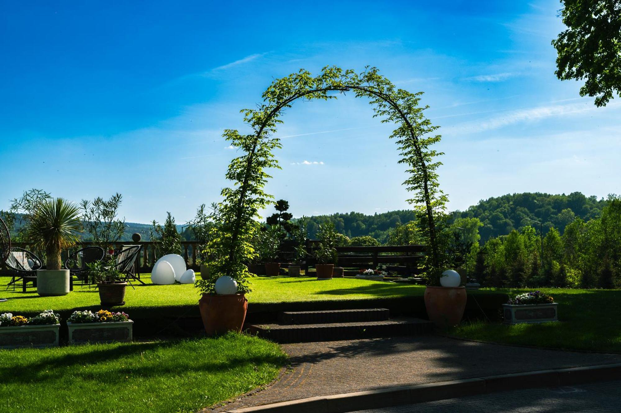 Zamek Dubiecko Hotell Exteriör bild
